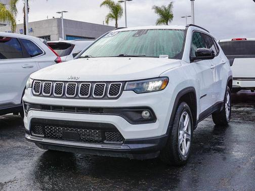 Bright White Clearcoat 2024 Jeep Compass Latitude