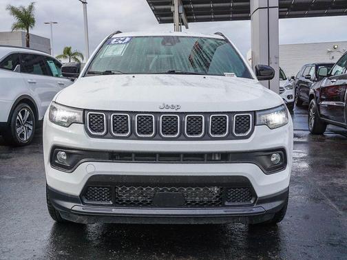 Bright White Clearcoat 2024 Jeep Compass Latitude