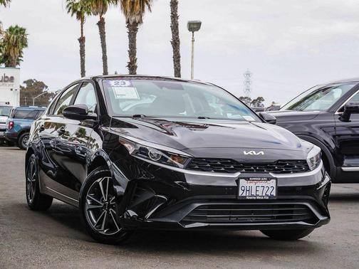 Aurora Black Pearl 2023 Kia Forte LXS