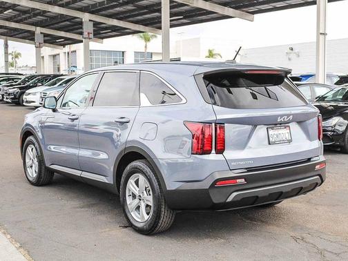 Everlasting Silver 2023 Kia Sorento LX