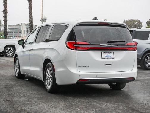 2023 Chrysler Pacifica Touring-L