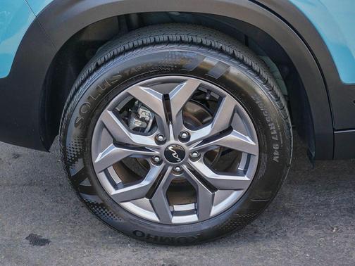 Blue / Black 2024 Kia Seltos S