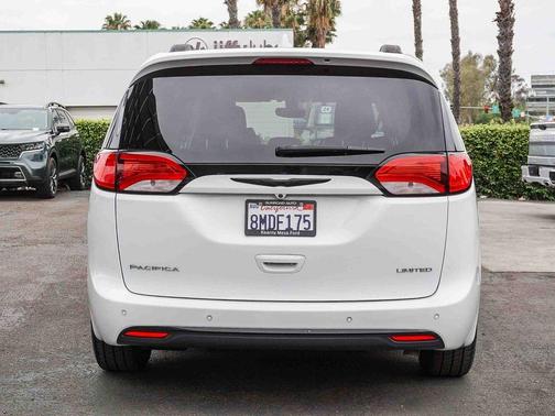 Bright White Clearcoat 2018 Chrysler Pacifica Limited