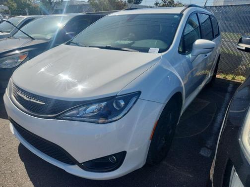 Bright White Clearcoat 2018 Chrysler Pacifica Limited