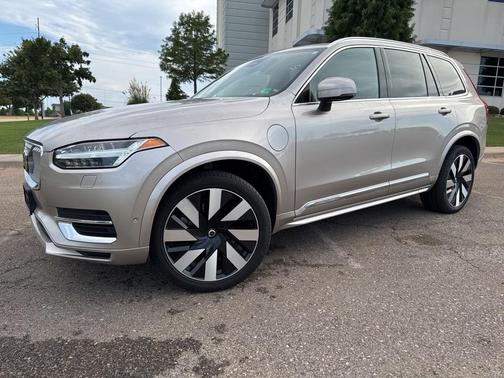 2023 Volvo XC90 Recharge Plug-In Hybrid T8 Ultimate Bright Theme 7-Seater