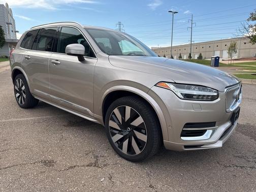2023 Volvo XC90 Recharge Plug-In Hybrid T8 Ultimate Bright Theme 7-Seater