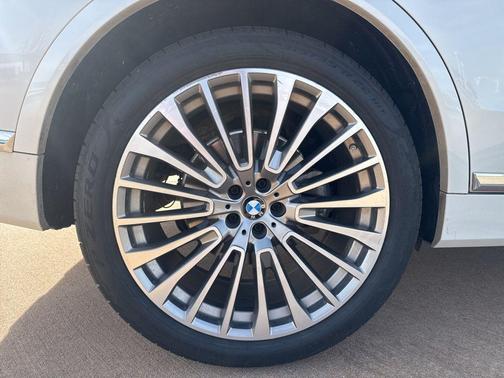 White Metallic 2019 BMW X7 xDrive40i