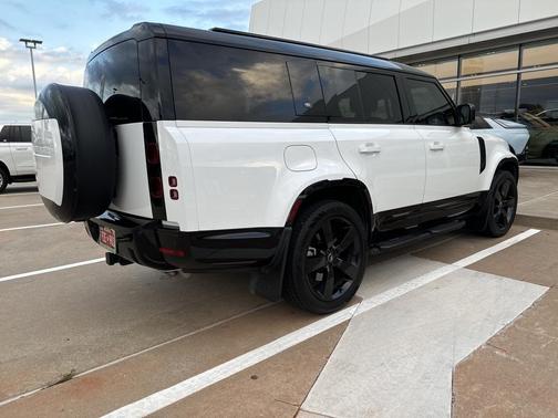 2024 Land Rover Defender P400 X-Dynamic SE
