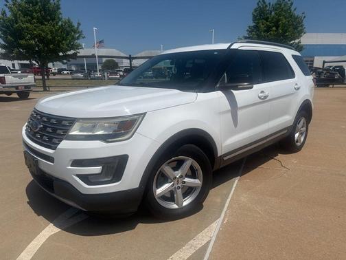 White 2017 Ford Explorer XLT