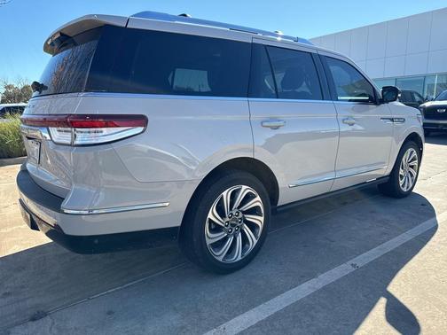 2023 Lincoln Navigator Standard