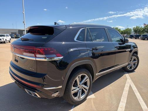 Deep Black Pearl Effect 2024 Volkswagen Atlas Cross Sport 2.0T SEL R-Line