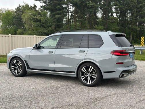 Gray Metallic 2025 BMW X7 xDrive40i
