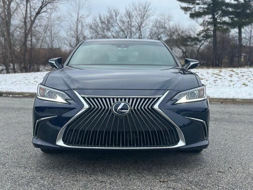 2021 Lexus ES 300h Luxury