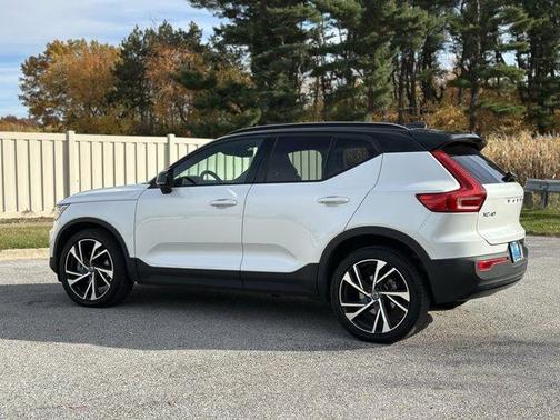 2022 Volvo XC40 T5 R-Design