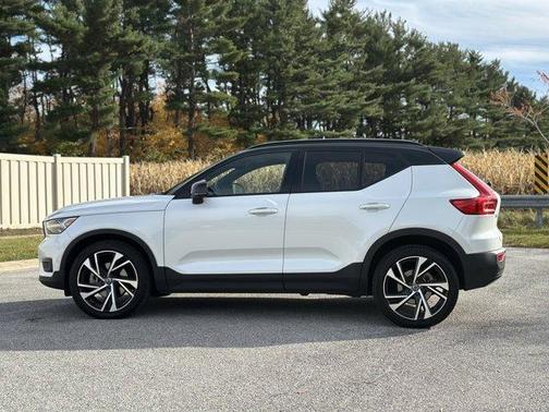 2022 Volvo XC40 T5 R-Design