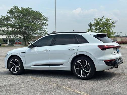 2024 Audi Q8 e-tron Premium