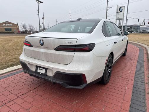 2025 BMW 740 i xDrive