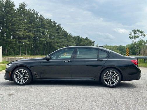 Black Sapphire Metallic 2018 BMW 750 i xDrive