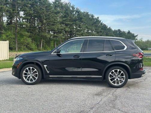 Black Sapphire Metallic 2024 BMW X5 xDrive40i