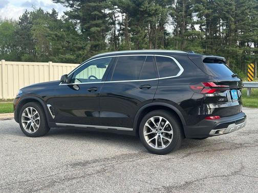 Black Sapphire Metallic 2024 BMW X5 xDrive40i