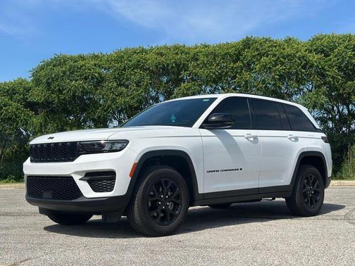 Bright White Clearcoat 2024 Jeep Grand Cherokee Laredo