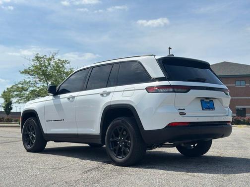 Bright White Clearcoat 2024 Jeep Grand Cherokee Laredo