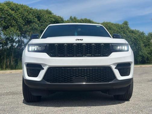 Bright White Clearcoat 2024 Jeep Grand Cherokee Laredo