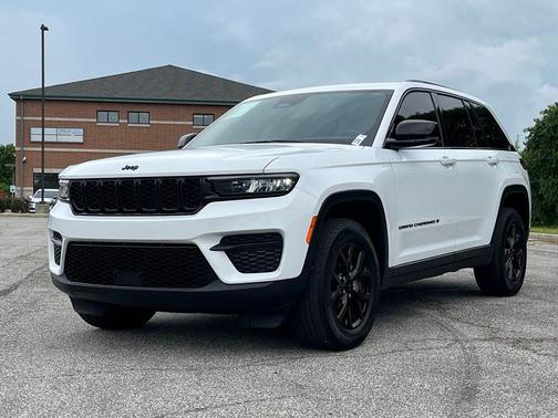 Bright White Clearcoat 2024 Jeep Grand Cherokee Laredo