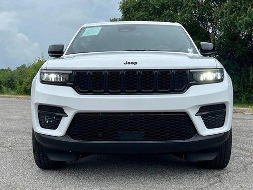 Bright White Clearcoat 2024 Jeep Grand Cherokee Laredo