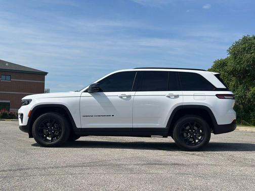 Bright White Clearcoat 2024 Jeep Grand Cherokee Laredo