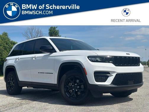Bright White Clearcoat 2024 Jeep Grand Cherokee Laredo