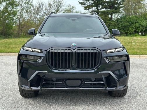 Carbon Black Metallic 2025 BMW X7 xDrive40i