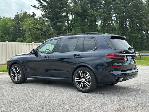 Carbon Black Metallic 2025 BMW X7 xDrive40i