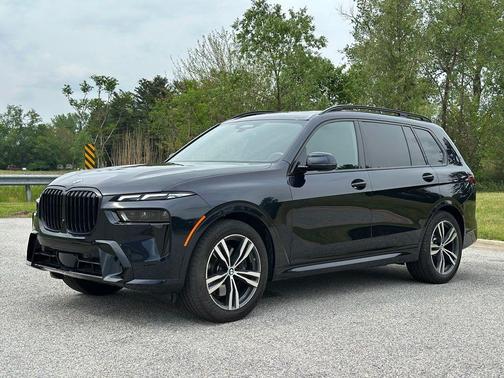 Carbon Black Metallic 2025 BMW X7 xDrive40i