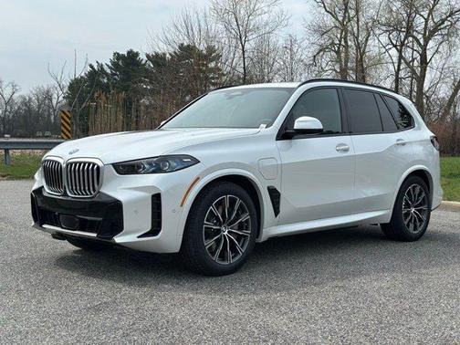 Mineral White Metallic 2026 BMW X5 PHEV xDrive50e