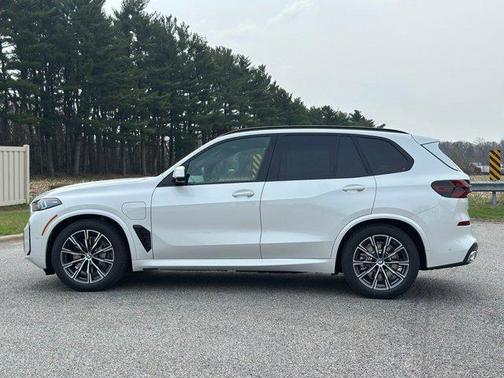 Mineral White Metallic 2026 BMW X5 PHEV xDrive50e
