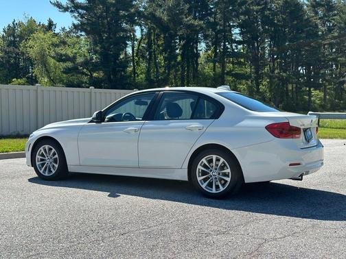 Alpine White 2018 BMW 320 i xDrive