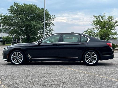 Black Sapphire Metallic 2018 BMW 750 i xDrive
