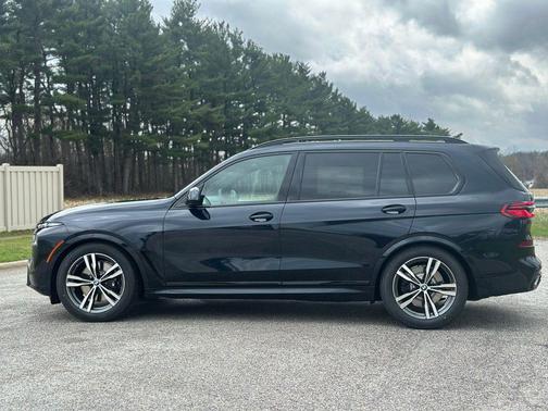 Carbon Black Metallic 2026 BMW X7 xDrive40i