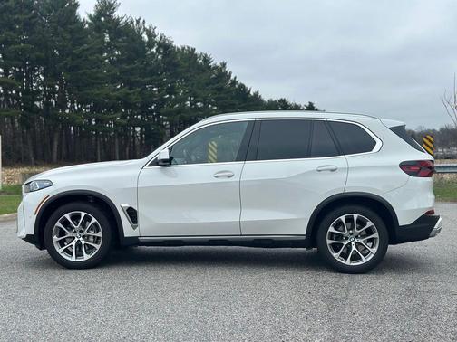 Alpine White 2024 BMW X5 xDrive40i