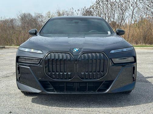 Black Sapphire Metallic 2026 BMW 750e xDrive