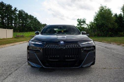 Carbon Black Metallic 2024 BMW i7 xDrive60