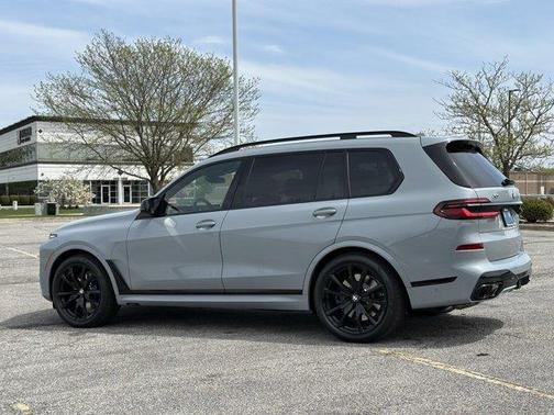2025 BMW X7 M60i