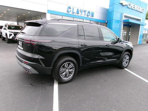 Mosaic Black Metallic 2025 Chevrolet Traverse LT