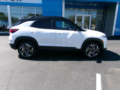 Iridescent Pearl Tricoat 2026 Chevrolet Trailblazer RS