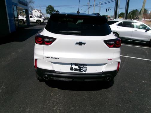 Iridescent Pearl Tricoat 2026 Chevrolet Trailblazer RS