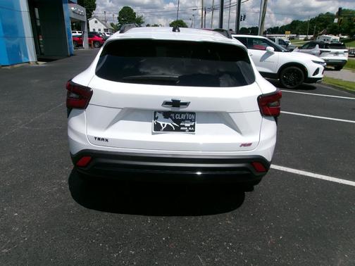 Summit White 2026 Chevrolet Trax FWD 2RS