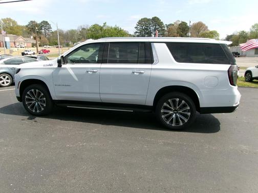Polar White Tricoat 2026 Chevrolet Suburban High Country, 4WD
