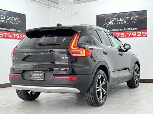2025 Volvo XC40 B5 Core Bright Theme