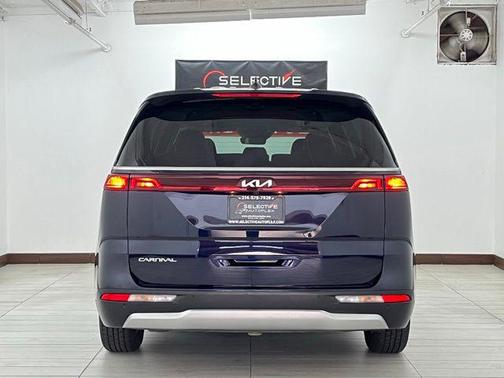 2024 Kia Carnival LX